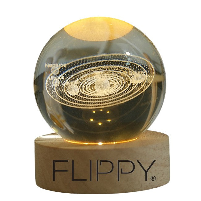 Lampa LED Decorativa, Flippy, cu Bila de Cristal cu Diametru 6cm, Model Sistemul Solar 3D, Alimentare USB, Suport din Lemn, Lumina Alb Cald