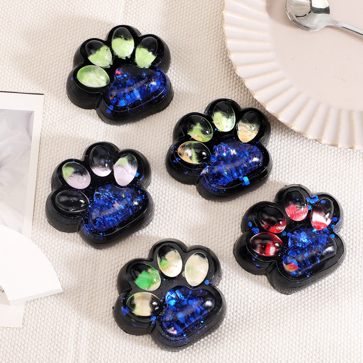 Jucarie Antistres Squishy, Flippy, cu Revenire Lenta, Squeeze Pinch Family, Model Cat Paw, 6.5 x 6 cm, din Tpr, 4-6 Ani, Model 4 Legume, Negru cu Insertii