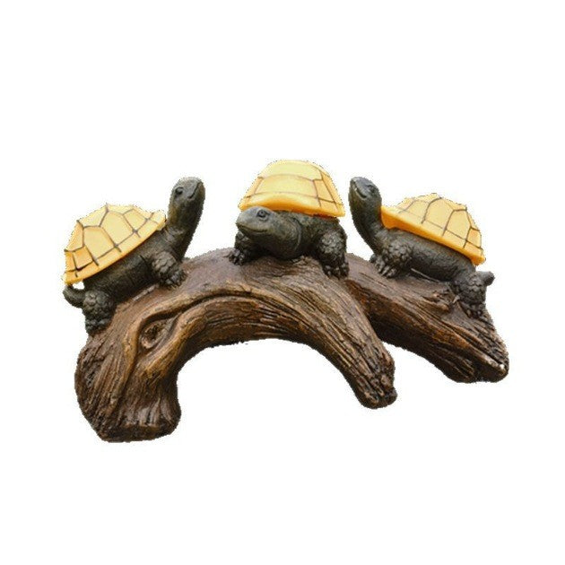 Decoratiune Ornament pentru Gradina, Flippy, Decoratiune pentru Gradina, Model 3 Broscute Testoase Asezate pe Bustean, Lumini LED Alb Cald, 22 x 12 x 15 cm, Negru