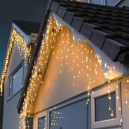 Instalatie Craciun Yoto, Tip Franjuri/Turturi, 7 m, 200 LED-uri, Prelungitor 1.5 m, 8 Jocuri de Lumini, Interconectabila, Conectare la Retea, Fir transparent, Interior/Exterior, Alb Cald