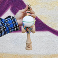 Husa pentru Kendama, Flippy, Husa de Depozitare pentru Kendama, din PVC rezistent, Catarama cu Agatare pentru Transportare, Forma Breloc 8, 12 x 6 cm, Magic Multicolor