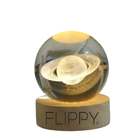 Lampa LED Decorativa, Flippy, cu Bila de Cristal cu Diametru 6cm, Model Saturn 3D, Alimentare USB, Suport din Lemn, Lumina Alb Cald